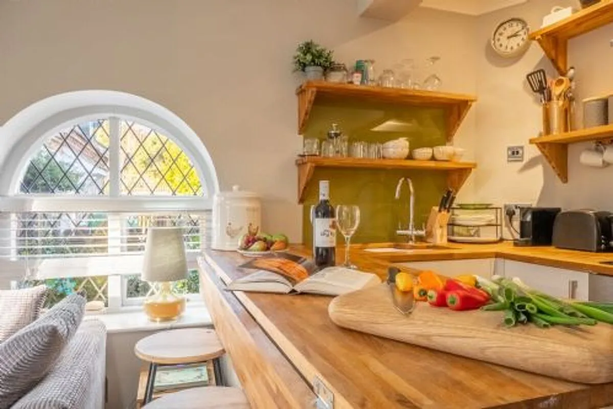 Coach House Cottage: Kitchen area with a sit at peninsular