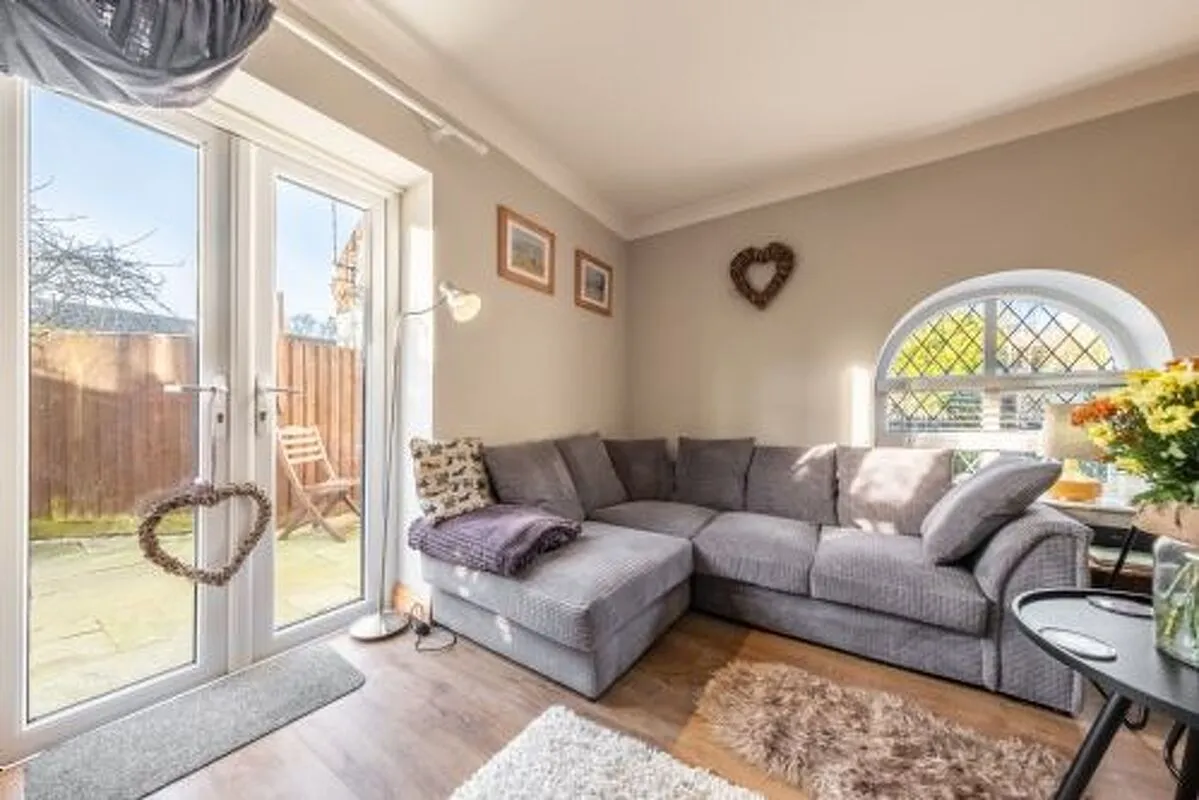 Coach House Cottage: Sitting area with doors leading into the courtyard